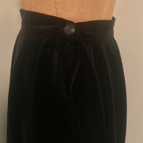 ‘50’s black cotton velveteen circle skirt. - Picture 5 of 5